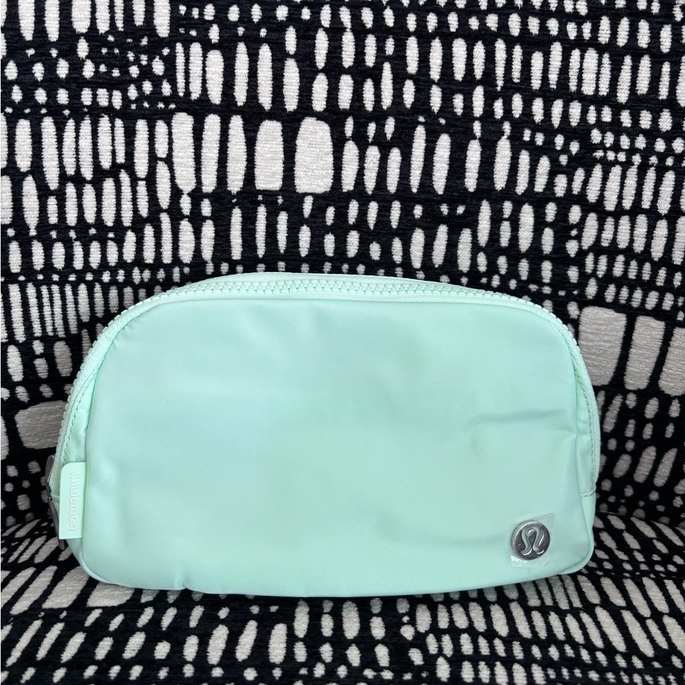 Lululemon Everywhere Belt Bag *Mint